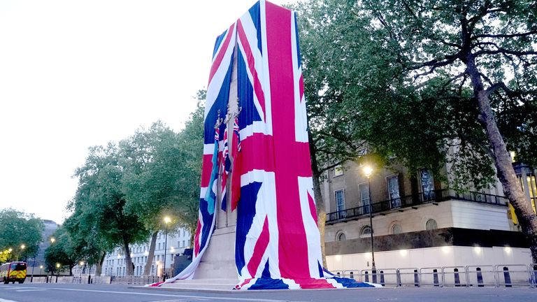Cenotaf na Whitehall je oblečený do vlajky Unie před vojenským průvodem, který označuje 80. výročí VE dne.  Pic: Pa