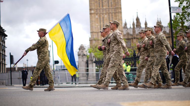 Členové ukrajinského vojenského pochodu kolem paláce Westminster, během průvodu 80. výročí VE dne, v Londýně, pondělí 5. května 2025. (James Manning/Pool Photo přes AP)