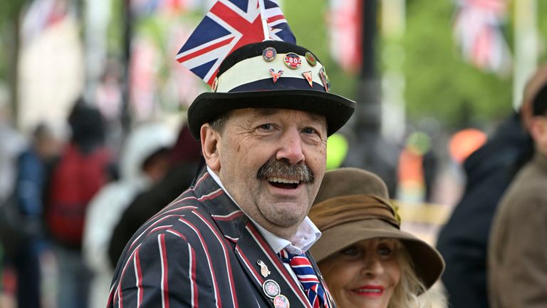 Lidé lemují nákupní středisko na sobě britské vlajky a memorabilia, když čekají na začátek průvodu 80. výročí VE dne.  Pic: Ap