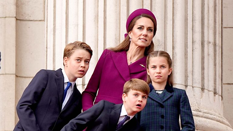 Princ George, princ Louis, princezna z Walesu a princezna Charlotte na balkoně Buckinghamského paláce.  Pic: Pa