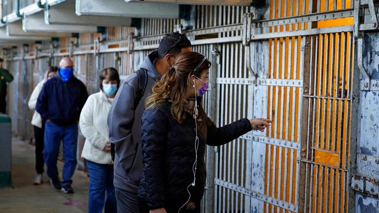 People Prour The Main Cell House na ostrově Alcatraz v San Franciscu v pondělí 15. března 2021. Historické ostrovní vězení bylo znovu otevřeno návštěvníkům v pondělí po uzavření od prosince kvůli hrozbě koronaviru. Návštěvníci byli také schopni projít vnitřek hlavního buněčného domu poprvé za rok. (AP Photo/Eric Risberg)