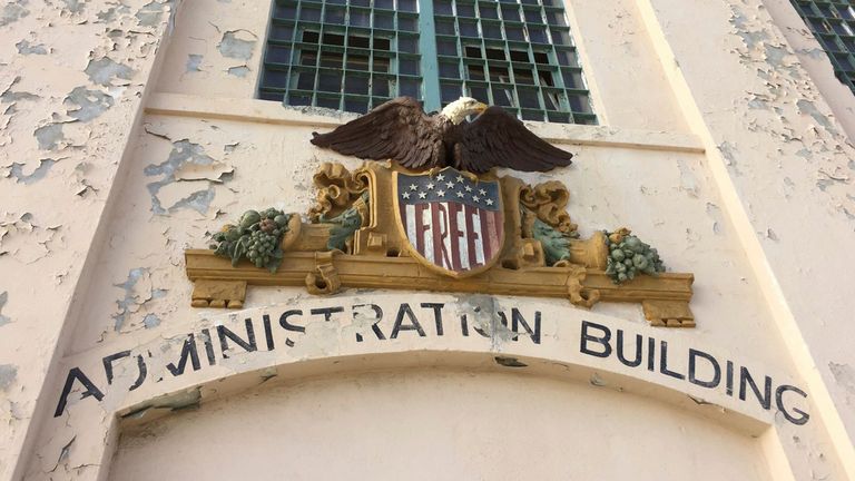 Malování odlupuje ze zdi bývalého federálního věznice Alcatraz 10. listopadu 2017 na ostrově Alcatraz poblíž San Francisca. (AP Photo/Michael R. Sisak)
