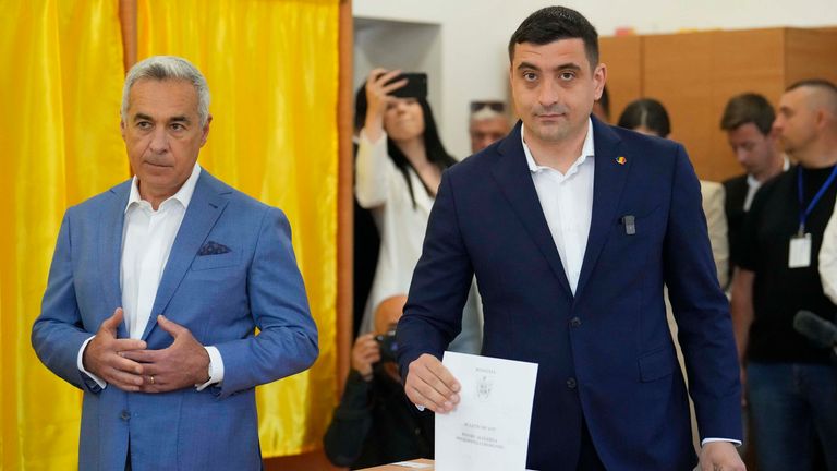 Prezidentský kandidát George Simion (vpravo) hlasoval vedle Calina Georgescu.  Pic: Ap/Vadim Ghirda