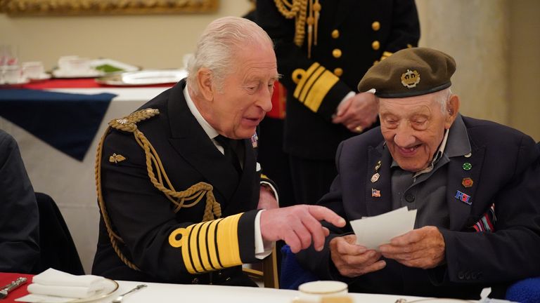 Král Charles III hovoří s veteránem druhé světové války Joe Mines na čajovém večírku v Buckinghamském paláci v centru Londýna, po vojenském průvodu, aby si připomněl 80. výročí VE dne. Datum obrázku: pondělí 5. května 2025.