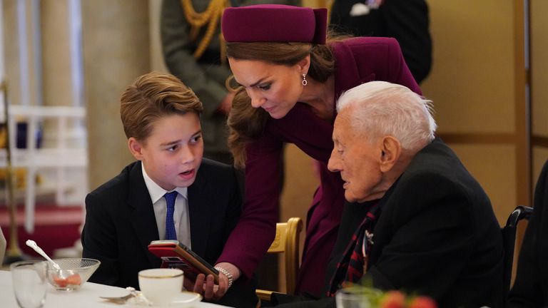 Princ George a princezna z Walesu se připojili k veteránům na čajovém večírku v Buckinghamském paláci. Pic: Pa