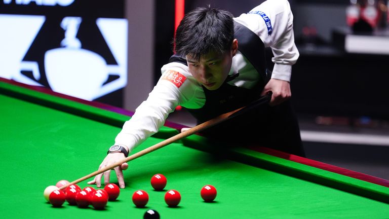 Zhao Xintong během svého zápasu s Markem Williamsem v šestnácti den mistrovství světa halo mistrovství světa v divadle Crucible v Sheffieldu. Datum obrázku: Neděle 4. května 2025. Viz PA Story Snooker World. Fotografický kredit by měl číst: Mike Egerton/PA Wire ... Omezení: Používejte podléhající omezení. Pouze redakční použití, žádné komerční použití bez předchozího souhlasu držitele práv.