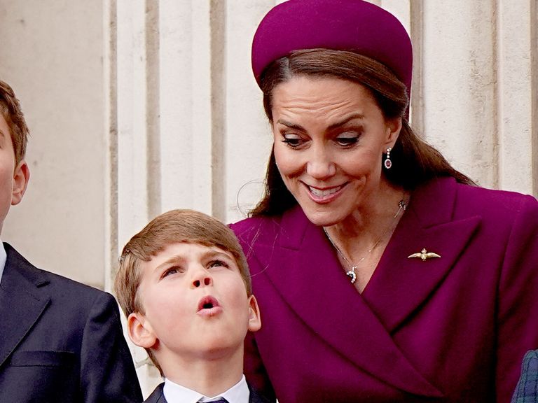 Princezna z Walesu a prince Louise na balkóně Buckinghamského paláce v Londýně, aby si prohlédla mušku s červenými šípy královské letectvo a současná a historická vojenská letadla, na konci vojenského průvodu označujícím 80. výročí Den ve VE, a na počest těch, kteří sloužili během druhé světové války, 5. května 2025.