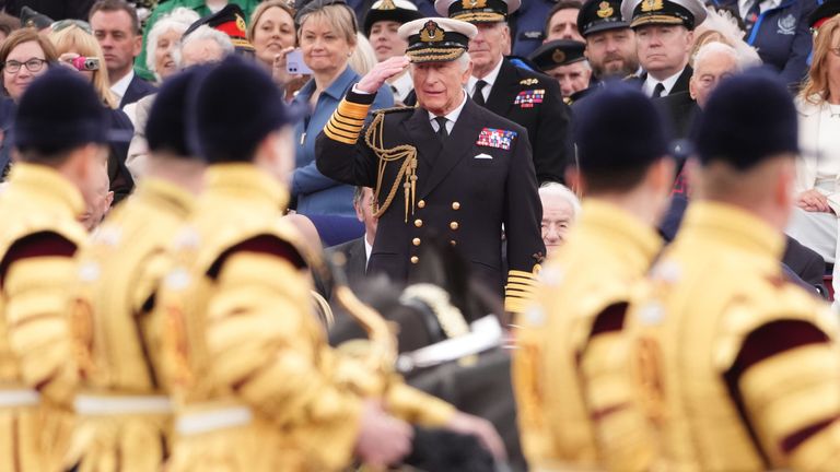 Pabest..king Charles III vezme pozdrav z vojenského průvodu na 80. výročí VE Day, v Buckinghamském paláci v centru Londýna. Datum obrázku: pondělí 5. května 2025. PA foto. Asi 1300 členů ozbrojených sil, včetně královského námořnictva, Royal Marines, British Army a Královské letectvo, spolu s národy společenství, Ukrajinou a spojenci NATO se účastní vojenského průvodu pro vítězství v Evropě, který se každý rok slaví 8. května, což je v roce 1945. Foto kredit by si měl přečíst: Jonathan Brady/PA Wire