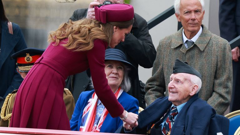 Princezna z Walesu potřásá rukama s veteránem.  Pic: Reuters
