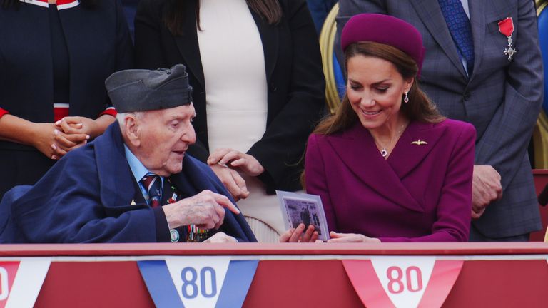 Pabest Princezna z Walesu hovoří s veteránem Bernardem Morganem během vojenského průvodu pro 80. výročí VE dne, na počest těch, kteří sloužili během druhé světové války, v Buckinghamském paláci v centru Londýna. Datum obrázku: pondělí 5. května 2025.