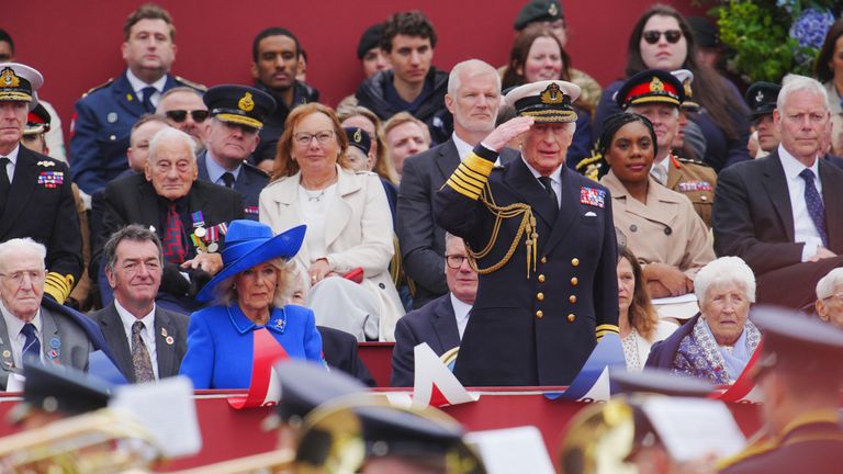 Král Pabest Charles III vezme pozdrav z vojenského průvodu, který označuje 80. výročí VE dne, a na počest těch, kteří sloužili během druhé světové války, v Buckinghamském paláci v centru Londýna. Datum obrázku: pondělí 5. května 2025.