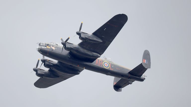 Bombardér Lancaster se účastní Flypastu.  Pic: Mod/PA