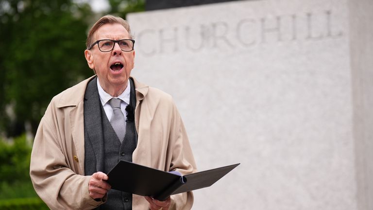 Timothy Spall během zkoušek pro jeho čtení vítězného projevu sira Winstona Churchilla z roku 1945.  Pic: Pa