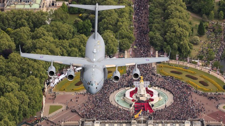 Letadlo letí kolem Buckinghamského paláce v rámci ozbrojených sil a přehlídky veteránů připomínajících 80. výročí vítězství v Evropě (VE) Den v Londýně v Británii, 5. května 2025. AS1 AS1 AMELIA Turnbull RAF/UK MOD/LASKOUT MOD/HASOUT MOD/HASOUT MOD/PŘIPOMÍNKA. Povinný kredit. Žádné opakování. Žádné archivy