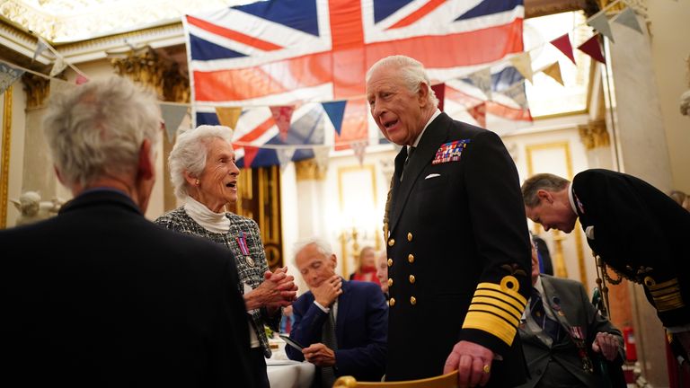 Král Charles III (vpravo střed) se připojí k veteránům druhé světové války na čajovém večírku v Buckinghamském paláci v centru Londýna, po vojenském průvodu, aby si připomněl 80. výročí VE Day. Datum obrázku: pondělí 5. května 2025.