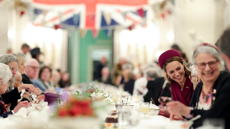 Princ a princezna z Walesu navštěvují čajovou večírku pořádanou králem, patronem královské britské legie a královna pro veterány a členy generace druhé světové války.   Pic: Andrew Parsons / Kensington Palace