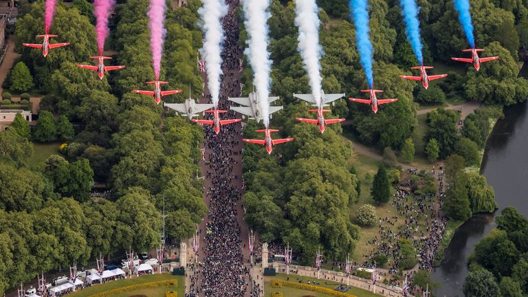 Tým Royal Air Force Létá kolem Buckinghamského paláce v rámci ozbrojených sil a přehlídky veteránů připomínající 80. výročí vítězství v Evropě (VE) Den v Londýně, Británie, 5. května 2025. AS1 AS1 AMELIA Turnbull RAF/UK MOD/HANOUK MOD/Házaní reuters byl poskytnut tento obrázek třetí stranou. Povinný kredit. Žádné opakování. Žádné archivy