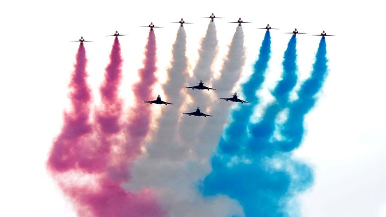 Vojenský flypast prochází přes Mall a Buckinghamský palác.  Pic: Pa