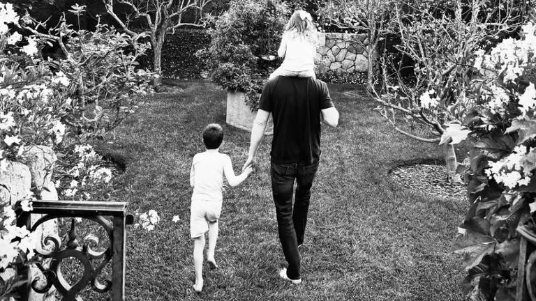 Vévoda Sussexu se svými dětmi, Archie a Lilibet. Pic: Meghan Markle