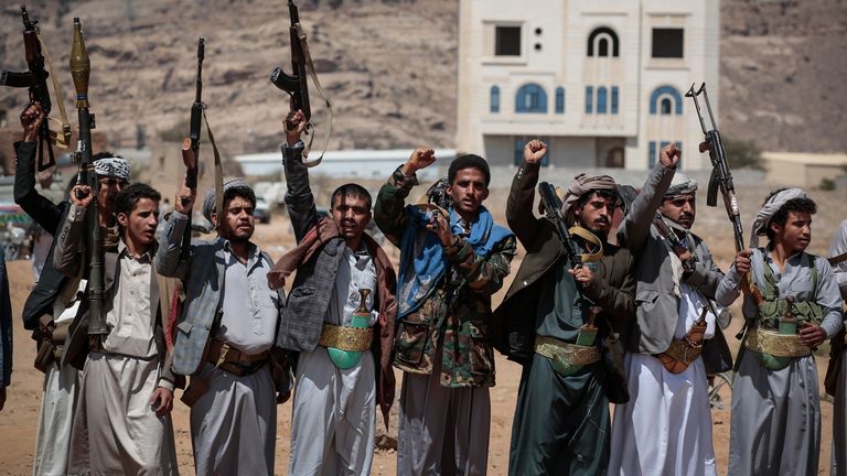 Ozbrojení rebelové z milice Houthi se účastní pohřebního průvodu pro oběti amerického leteckého úderu v Sanaa. Pic: Ap