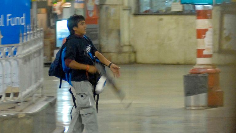 Pákistánský terorista Ajmal Kasab prochází železniční stanici terminálu Chatrapathi Sivaji během útoku v Bombaji v roce 2008. Obrázek: AP: AP