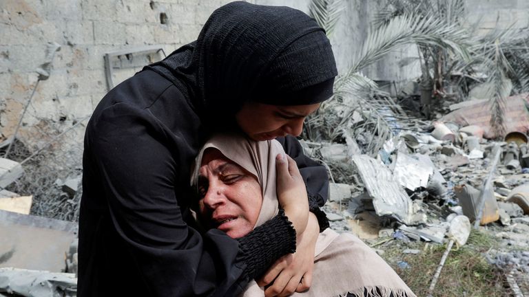 Naima, truchlící matka Hala Zaarab, palestinská novomanželé zabitá v izraelském leteckém úderu, je utěšena, když pláče, v Khan Younis.  Pic: Reuters