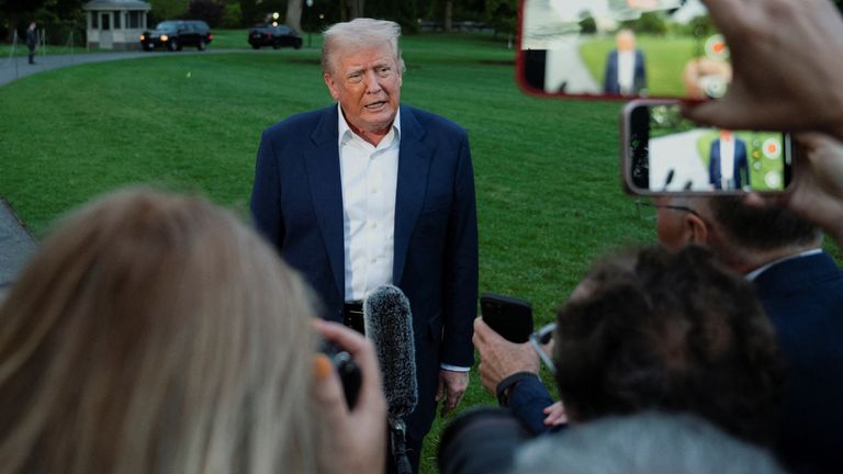 Donald Trump mluví k tisku, když dorazí na jižní trávník Bílého domu ve Washingtonu.  Pic: Reuters