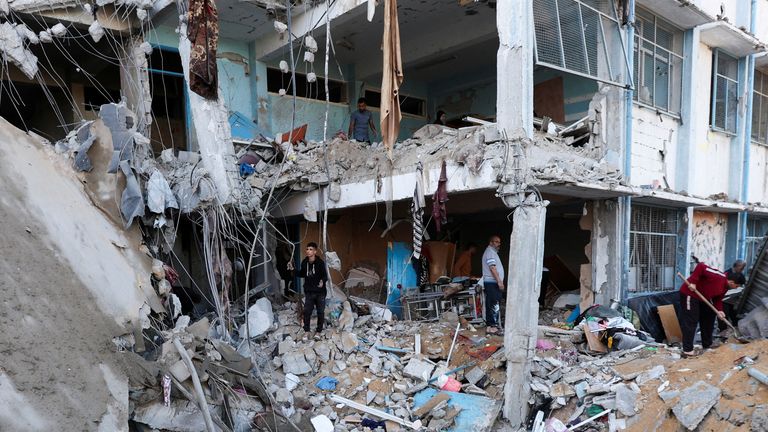 Palestinci kontrolují místo izraelské stávky na UNRWA školní úkryt vysídlené lidi v táboře Bureij v pásmu střední Gazy, 7. května 2025.