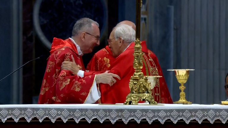 Kardinál Giovanni Battista Re byl zaslechnut, který řekl Parolinovi, papežským průkopníkem: "Všechno nejlepší. Dvojité přání." 
