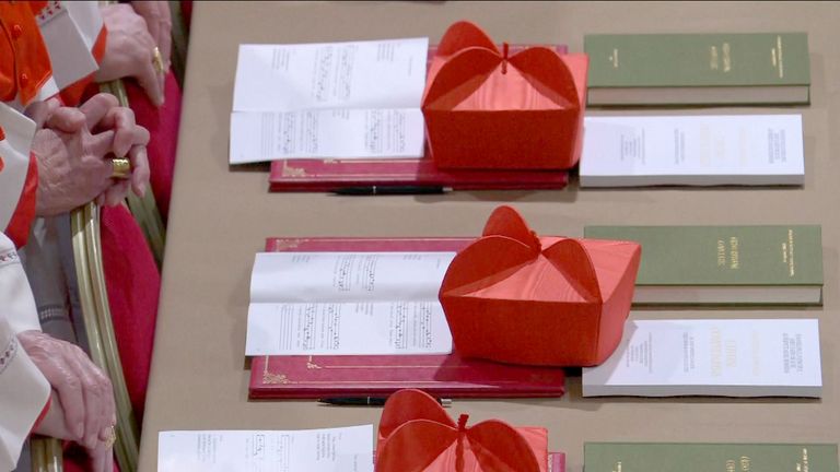 Conclave: Kardinálové zaujímá místo před prvním hlasováním