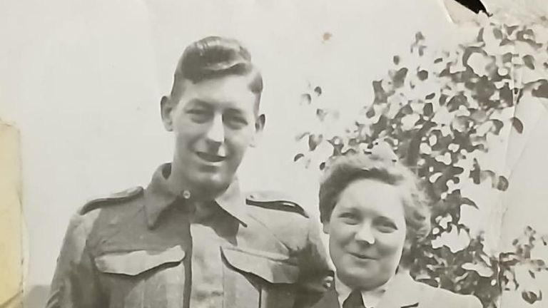 Pauline Alexander se svým bratrem Peterem Kiplingem, který zemřel předtím, než měl být poslán na frontu na den D