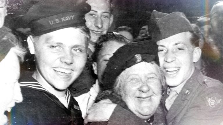 Starší žena se objímá od námořníka v Londýně v den VE. Pic: Ap