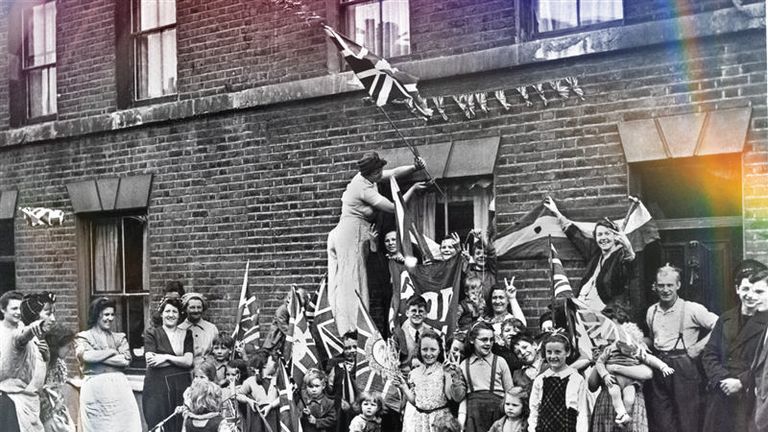 Rodiny létají vlajkami a bunting na ulici. Pic: Pa