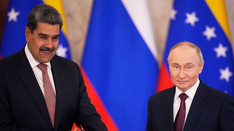 Venezuelský prezident Nicolas Maduro, vlevo, s Vladimirem Putinem v Moskvě před přehlídkou dne vítězství. Obrázek: Ruský prezident AP Vladimir Putin, pravý a venezuelský prezident Nicolas Maduro reagují po slavnostním podpisu po jejich rozhovorech v Kremlu v Moskvě v Rusku ve středu 7. května 2025, před oslavami 80. výročí Sovětského vítězství na nazim Německo. (AP Photo/Alexander Zemlianichenko)