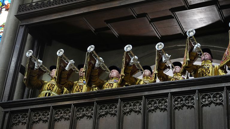 Státní trumpetisté hrají fanfáru během služby díkůvzdání ve Westminsterském opatství