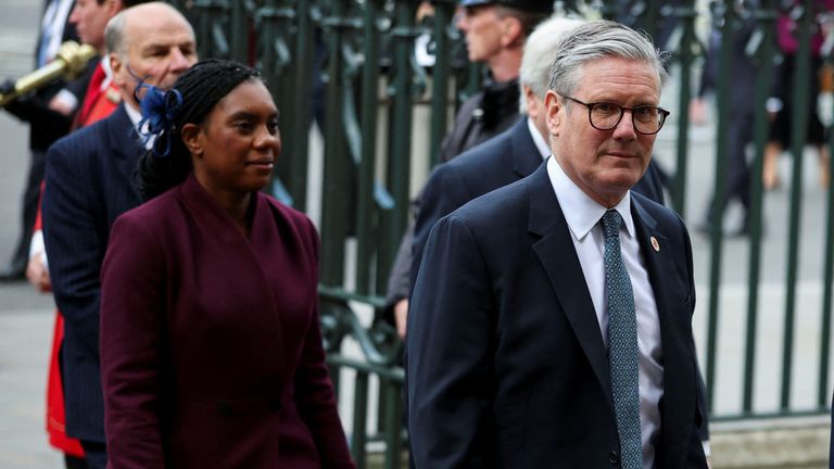 Britský premiér Keir Starmer dorazí do opatství Westminster, aby se zúčastnil služby díkůvzdání v rámci vzpomínek na 80. výročí vítězství v Evropě (VE) Den v Londýně, Británie, 8. května 2025. Reuters/Phil Noble