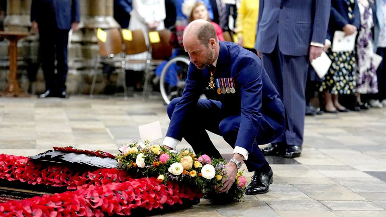 Princ z Walesu položí věnec na hrob neznámého válečníka během služby díkůvzdání ve Westminsterském opatství v Londýně na 80. výročí VE Day. Datum obrázku: Čtvrtek 8. května 2025. Jordan Pettitt/Pool přes Reuters