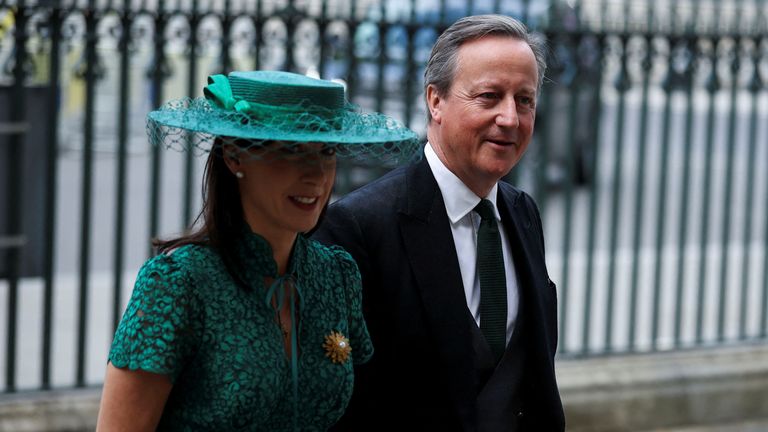 Bývalý britský premiér David Cameron a jeho manželka dorazí do opatství Westminster, aby se zúčastnili služby díkůvzdání v rámci památek za 80. výročí vítězství v Evropě (VE) Den v Londýně, Británie, 8. května 2025. Reuters/Phil Noble