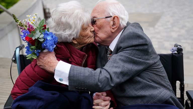 Veteráni RAF Kathleen, 101, a Roy Lawrence, 101, kteří se vzali 74 let v Národním památkovém arboretu, před pamětní událostí pořádanou Královskou britskou legií, aby si připomněli 80. výročí Den VE, v Alrewas ve Staffordshiru.  Pic: Pa