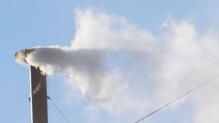 Bílý kouř z komína Sixtinské kaple během konkláve, aby zvolil nového papeže, ve Vatikánu, ve čtvrtek 8. května 2025. (AP Photo/Andrew Medichini)