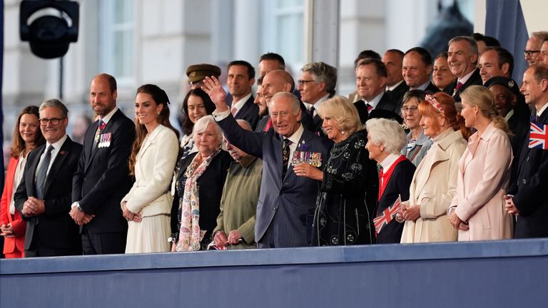 Král Charles III a královna Camilla vedle Walesu na koncertu oslavující 80. výročí VE Day, konané na přehlídce historických koňských stráží v centru Londýna. Pic: Pa 
