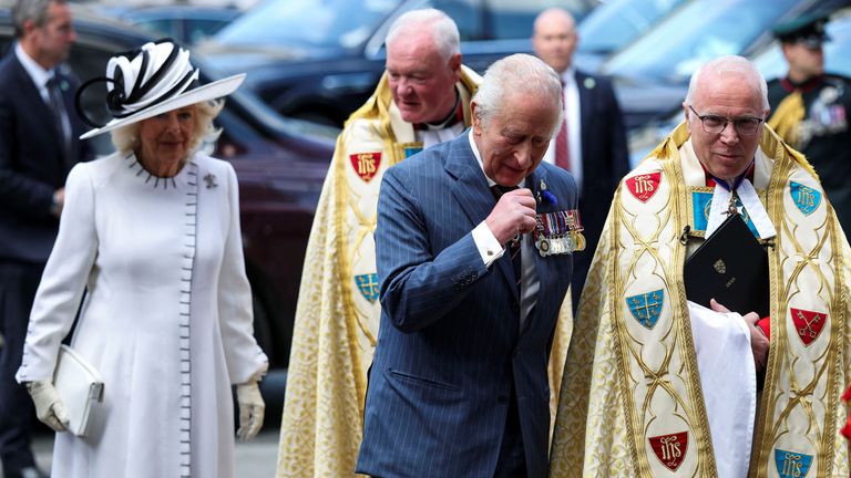 Britský král Charles a Queen Camilla dorazí do opatství Westminster, aby se zúčastnili služby díkůvzdání v rámci vzpomínek na 80. výročí vítězství v Evropě (VE) Den v Londýně v Británii, 8. května 2025. Reuters/Phil Noble