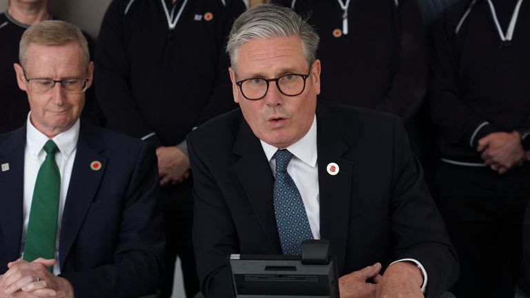 Během návštěvy na West Midlands hovoří předseda vlády Sir Keir Starmer telefonicky s prezidentem USA Donaldem Trumpem. Datum obrázku: Čtvrtek 8. května 2025. Alberto Pezzali/PA Wire