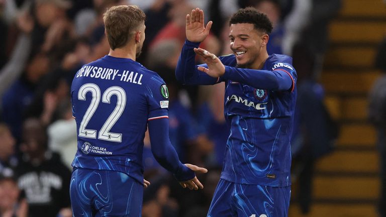 Chelsea v Djurgarden - Stamford Bridge, Londýn, Británie - 8. května 2025 Chelsea's Kiernan Dewsbury -Hall slaví svůj první branku s Chelsea's Jadon Sancho Reuters/David Klein