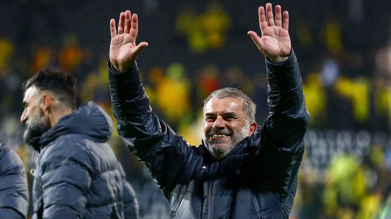 Tottenham Coach Ange Postecoglou pozdraví fanoušky po semifinálovém fotbalovém zápase Evropské ligy mezi Bod ../ Glimt a Tottenham Hotspur na stadionu Aspmyra, Bodo, Norsko, čtvrtek 8. května 2025. (Mats Torbergsen/NTB přes AP)
