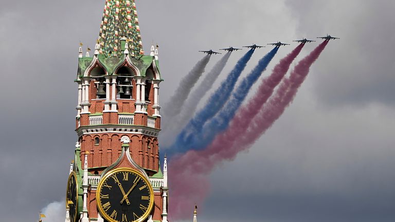 Ruské letectvo létají přes Red Square a během zkoušky zanechávají stopy kouře v barvách ruské národní vlajky. Pic: AP/Alexander Zemlianichenko