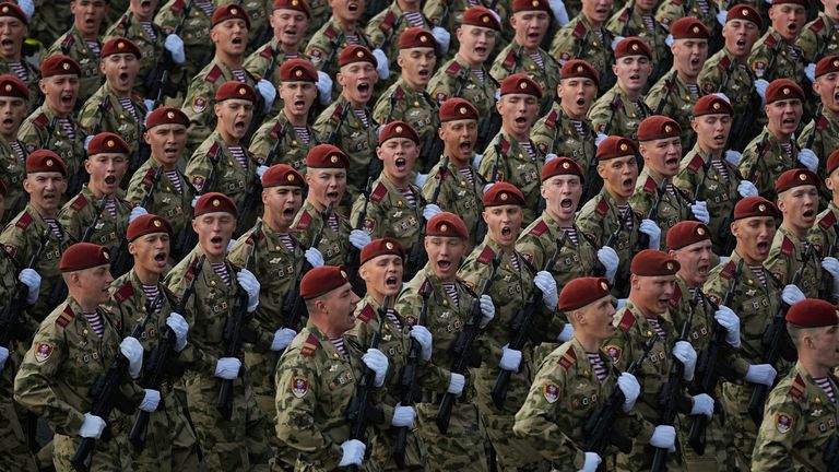 Ruští vojáci pochodují směrem k Red Square před Victory Day Vojenská přehlídka obecná zkouška 7. května. Pic: AP/Pavel Benyakov