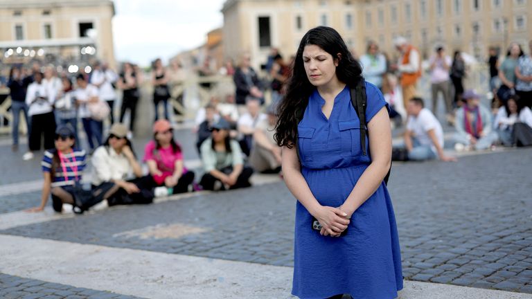 Žena klečí na náměstí sv. Petra, první den konkláve, aby volila nového papeže ve Vatikánu, 7. května 2025. Reuters/Eloisa Lopez