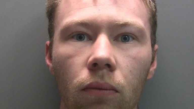 Nedatovaná letáková fotografie vydaná Northumbria Police of Adam Carruthers. Adam Carruthers, 32, byl shledán vinným u Newcastle Crown Court spolu se základem Danielem Grahamem, 39, trestní škody po vystřelení stromu Sycamore Gap - v hodnotě 622 000 GBP a 1 114 GBP poškozením Hadrianovy zdi. Oba obžalovaní budou odsouzeni 15. července. Datum: Pátek 9. května 2025.