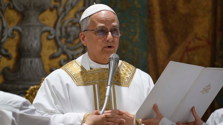 Nově zvolený papež Leo XIV koncentrátová mši s vysokou školou kardinálů uvnitř Sixtinské kaple ve Vatikánu den po jeho zvolení jako 267. papež římskokatolické církve, pátek 9. května 2025. (Vatikánská média přes AP)